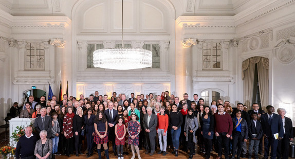 Gruppenfoto der Einbürgerungsfeier (Bild: © Innenministerium Baden-Württemberg/Steffen Schmid)