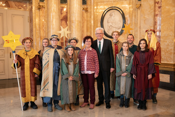 Ministerpräsident Winfried Kretschmann und seine Frau Gerlinde (M.) mit den Sternsingern der Seelsorgeeinheit Rastatt (Bild: Staatsministerium Baden-Württemberg)