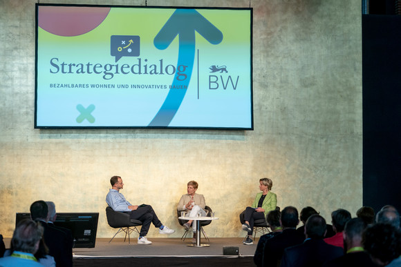 Gesprächsrunde mit Moderator Rainer-Maria Ilg (links), Nicole Razavi (Mitte), Ministerin für Landesentwicklung und Wohnen, und Dr. Nicole Hoffmeister-Kraut (rechts), Ministerin für Wirtschaft, Arbeit und Wohnungsbau