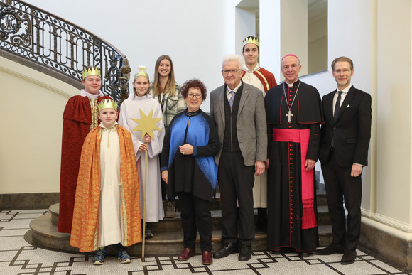 Ministerpräsident Winfried Kretschmann und seine Ehefrau Gerlinde, Staatsminister Dr. Florian Stegmann und Weihbischof Dr. Peter Birkhofer mit der Sternsingergruppe der Kirchengemeinde Mariä Himmelfahrt Tomerdingen