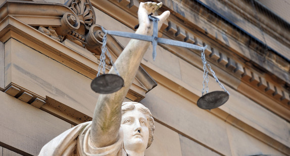 Eine Statue der Göttin Justitia vor einem Gerichtsgebäude in Ulm (Bild: picture alliance/Stefan Puchner/dpa).