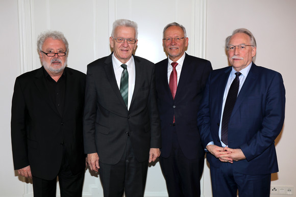 v.l.n.r.: Staatsminister Klaus-Peter Murawski, Ministerpräsident Winfried Kretschmann, Wolfgang Grenke, Präsident des Baden-Württembergischen Industrie- und Handelskammertages (BWIHK), und BWIHK-Vizepräsident Prof. Dr. Dr. h. c. Harald Unkelbach