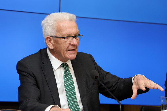 Ministerpräsident Winfried Kretschmann bei der Regierungspressekonferenz (Bild: Staatsministerium Baden-Württemberg)