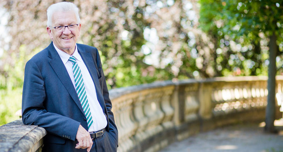 Ministerpräsident Winfried Kretschmann auf dem Lindenplatz im Park der Villa Reitzenstein.