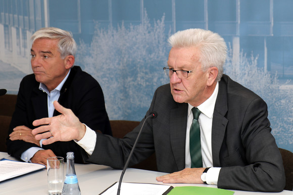 Ministerpräsident Winfried Kretschmann (r.) und Innenminister Thomas Strobl (l.)