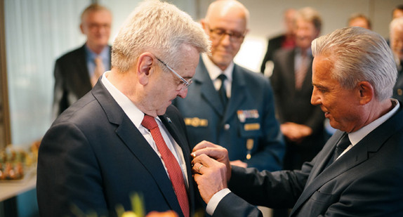 Thomas Strobl (r.) überreicht Professor Hermann Schröder (l.) das Ehrenzeichen des Technischen Hilfswerks in Gold. (Foto: © Innenministerium Baden-Württemberg)