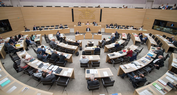 Stuttgart: Abgeordnete der Fraktionen sitzen im Landtag. (Foto: © dpa)