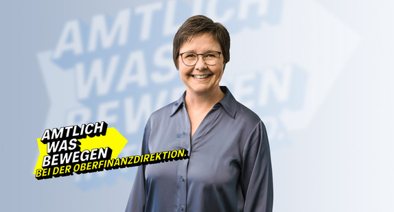 Lächelnder Frau im grauen Hemd im Vordergrund, repräsentiert Engagement in der Oberfinanzdirektion BW.