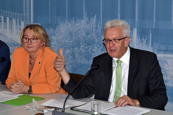 Ministerpräsident Winfried Kretschmann (r.) und Wissenschaftsministerin Theresia Bauer (l.) 