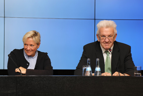 Ministerpräsident Winfried Kretschmann (r.) und Kultusministerin Susanne Eisenmann (l.)