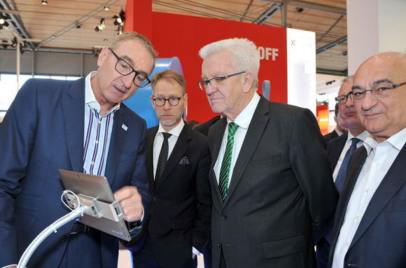 Ministerpräsident Winfried Kretschmann (M.) besucht den Stand der Sick AG aus Waldkirch (Bild: Staatsministerium Baden-Württemberg)