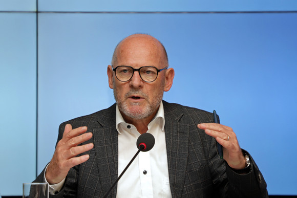 Verkehrsminister Winfried Hermann bei der Regierungspressekonferenz (Bild: Staatsministerium Baden-Württemberg)