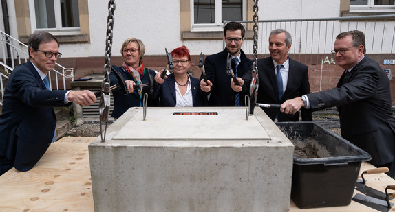 Finanzministerin Sitzman legt den Grundstein am Justizzentrum Holzmarkt in Freiburg