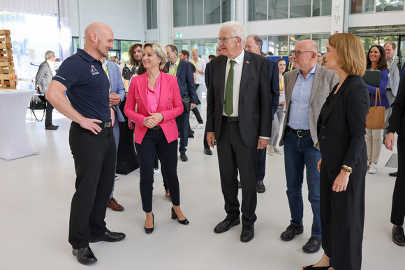 von links nach rechts: ESA-Astronaut Dr. Alexander Gerst, Wirtschaftsministerin Dr. Nicole Hoffmeister-Kraut, Ministerpräsident Winfried Kretschmann, Verkehrsminister Winfried Hermann und Wissenschaftsministerin Petra Olschowski.