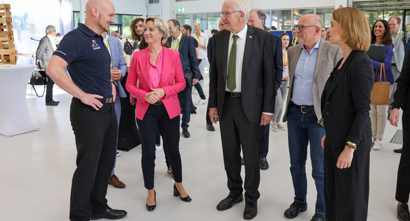 von links nach rechts: ESA-Astronaut Dr. Alexander Gerst, Wirtschaftsministerin Dr. Nicole Hoffmeister-Kraut, Ministerpräsident Winfried Kretschmann, Verkehrsminister Winfried Hermann und Wissenschaftsministerin Petra Olschowski.