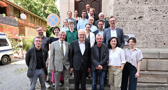  Ministerpräsident Winfried Kretschmann (erste Reihe, Dritter von links) beim Besuch zweier Projekte der Internationalen Bauausstellung 2027 StadtRegion Stuttgart.