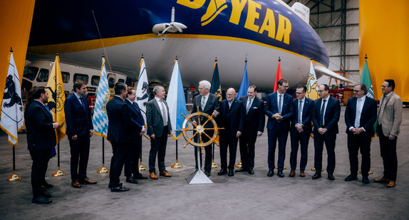 Symbolische Steuerradübergabe im Zeppelin-Hangar Friedrichshafen