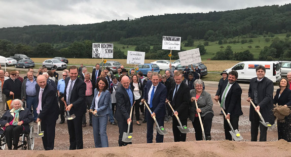 Gruppenbild mit Verkehrsminister Winfried Hermann (5.v.l.) beim gemeinsamen Spatenstich (Foto: Ministerium für Verkehr Baden-Württemberg)