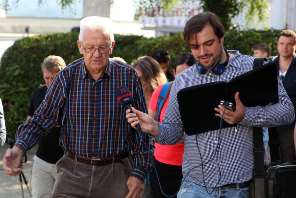 Hechinger Marktplatz: Ministerpräsident Winfried Kretschmann (l.) spricht mit einem Reporter