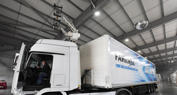 Ein oberleitungsbetriebener Hybrid-Lkw steht in einer Halle. (Foto: dpa)