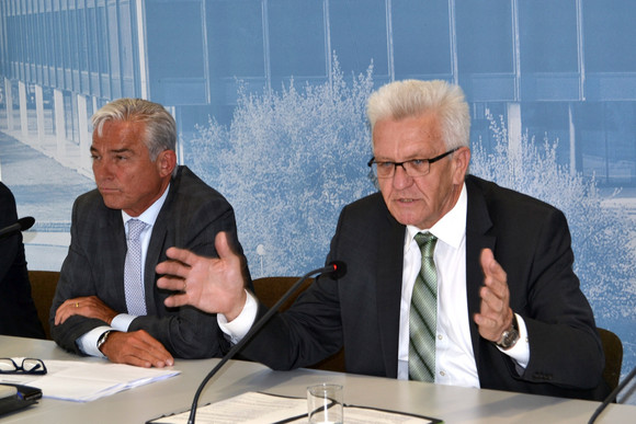 Ministerpräsident Winfried Kretschmann (r.) und Innenminister Thomas Strobl (l.)