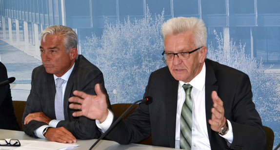 Ministerpräsident Winfried Kretschmann (r.) und Innenminister Thomas Strobl (l.)