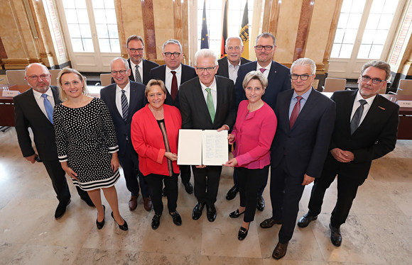 Gruppenbild mit Ministerpräsident Winfried Kretschmann (Bild: Staatsministerium Baden-Württemberg)