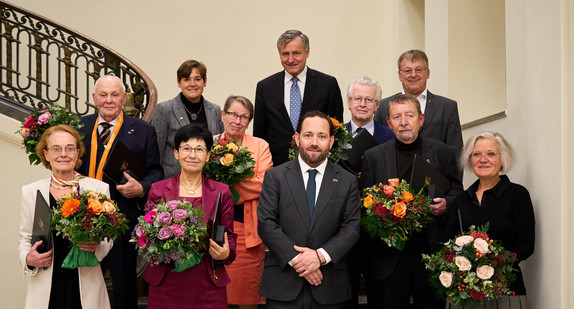 Gruppenbild mit Staatssekretär Florian Hassler und den Geehrten