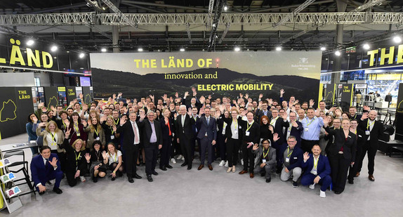 Gruppenbild vor dem baden-württembergischen Gemeinschaftsstand auf der Hannover Messe 2024