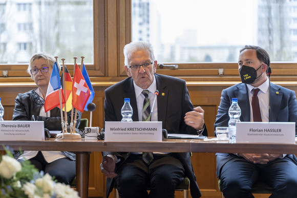 von links nach rechts: Wissenschaftsministerin Theresia Bauer, Ministerpräsident Winfried Kretschmann und Staatssekretär Florian Hassler beim Besuch der Universität Straßburg, die mit den Universitäten Basel, Freiburg, Haute-Alsace und dem Karlsruher Institut für Technologie (KIT) den trinationalen Universitätsverbund „Eucor – The European Campus“ bildet.