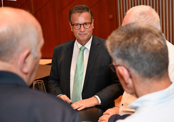 Peter Hauk (Mitte), Minister für Ernährung, Ländlichen Raum und Verbraucherschutz, im Gespräch