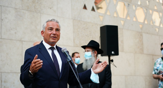 Innenminister Thomas Strobl spricht beim Besuch der Synagoge in Ulm.