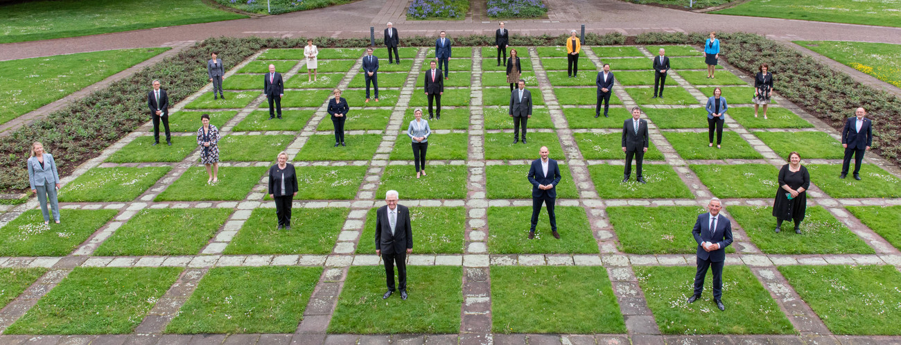 Die Mitglieder der Landesregierung und die Politischen Staatssekretäre vor dem Neuen Schloss in Stuttgart