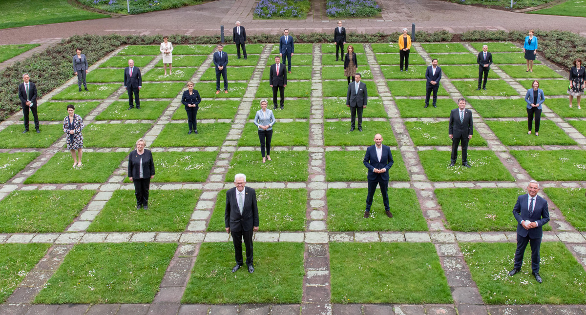 Die Mitglieder der Landesregierung und die Politischen Staatssekretäre vor dem Neuen Schloss in Stuttgart