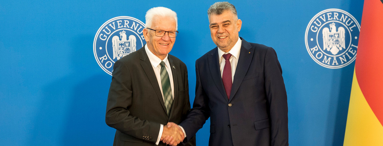 Ministerpräsident Winfried Kretschmann (links) mit Rumäniens Premierminister Ion-Marcel Ciolacu (rechts)