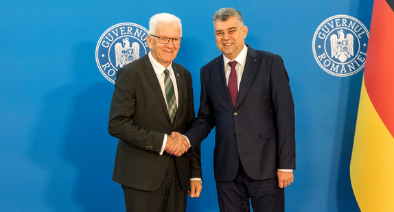 Ministerpräsident Winfried Kretschmann (links) mit Rumäniens Premierminister Ion-Marcel Ciolacu (rechts)