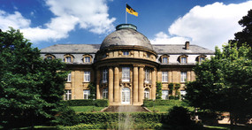 Das Staatsministerium in der Villa Reitzenstein (Parkansicht)