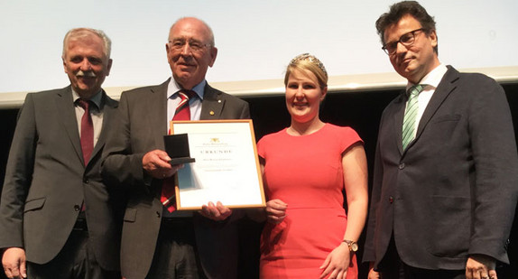 v.l.n.r.: Hermann Hohl, Präsident des Weinbauverbandes Württemberg e.V.; Werner Hupbauer; Andrea Ritz, württembergische Weinkönigin und Minister Peter Hauk (Bild: © Ministerium für Ländlichen Raum und Verbraucherschutz)