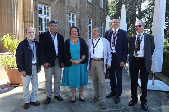 Staatssekretärin Theresa Schopper (3.v.l.) mit Daoud Nassar (2.v.l.) und den Vorstandsmitgliedern des Vereins „Bildung und Begegnung Palästina e. V.“ (Foto: Staatsministerium Baden-Württemberg)