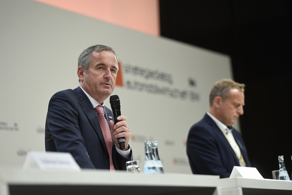 Frank Mastiaux, Vorstandsvorsitzender der EnBW (l.), Roman Zitzelsberger, Bezirksleiter der IG Metall Baden-Württemberg (r.) (Bild: e-mobil BW / Studio KD Busch)