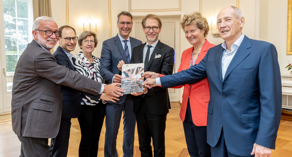 von links nach rechts: Claus Munkwitz, Simon Kistner, Leiter des Amtes für Umweltschutz im Landratsamt Rems-Murr-Kreis, Gerda Stuchlik, Dr. Richard Sigel, Landrat des Rems-Murr-Kreises, Staatsminister Dr. Florian Stegmann, Dr. Gisela Meister-Scheufelen, Vorsitzende des Normenkontrollrats Baden-Württemberg, und Bernhard Bauer