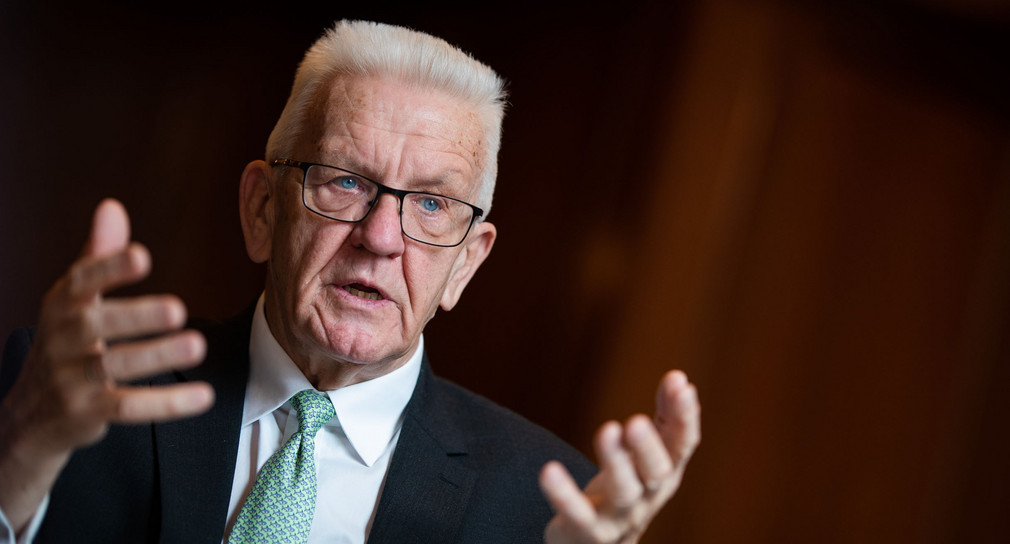 Ministerpräsident Winfried Kretschmann spricht bei einem Interview.