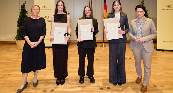 Präsidentin des Landesjustizprüfungsamtes Sintje Leßner, Vera Alexandra Pfeiffer, Mirjam Barth, Marie Kristin Fütterer, Ministerin der Justiz und für Migration Marion Gentges 