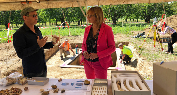 Staatssekretärin Katrin Schütz besucht im Rahmen ihrer Denkmalreise die Siedlung am Steinacker in Müllheim am Feldberg (Bild: Wirtschaftsministerium Baden-Württemberg)