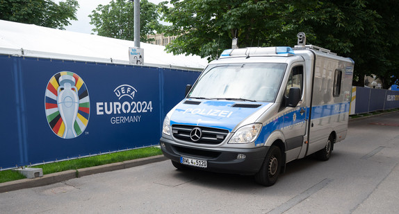 Ein Polizeifahrzeug bei der Fußball-Europameisterschaft 2024 in Stuttgart