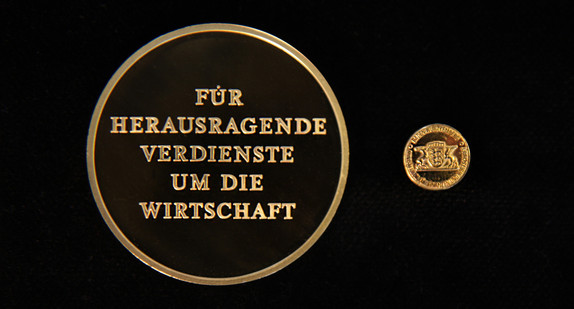 Wirtschaftsmedaille des Landes Baden-Württemberg für besondere berufliche oder unternehmerische Leistungen, die der baden-württembergischen Wirtschaft dienen.