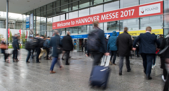 Zahlreiche Besucher gehen zum Eingang Nord auf dem Messegelände der Hannover Messe. (Foto: dpa)