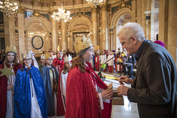 Ministerpräsident Winfried Kretschmann (r.) empfängt Sternsinger im Neuen Schloss