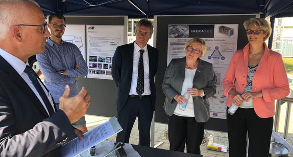 Die baden-württembergische Wissenschaftsministerin Theresia Bauer (2. v.r.) mit Bundeswissenschaftsministerin Anja Karliczek (r.) beim Besuch im Karlsruher Institut für Technologie (Bild: © Ministerium für Wissenschaft, Forschung und Kunst Baden-Württemberg). 