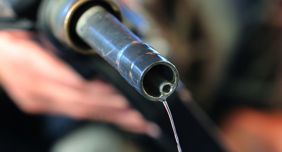 ILLUSTRATION - Benzin fließt an einer Tankstelle aus einer Zapfpistole. (Bild: © dpa)